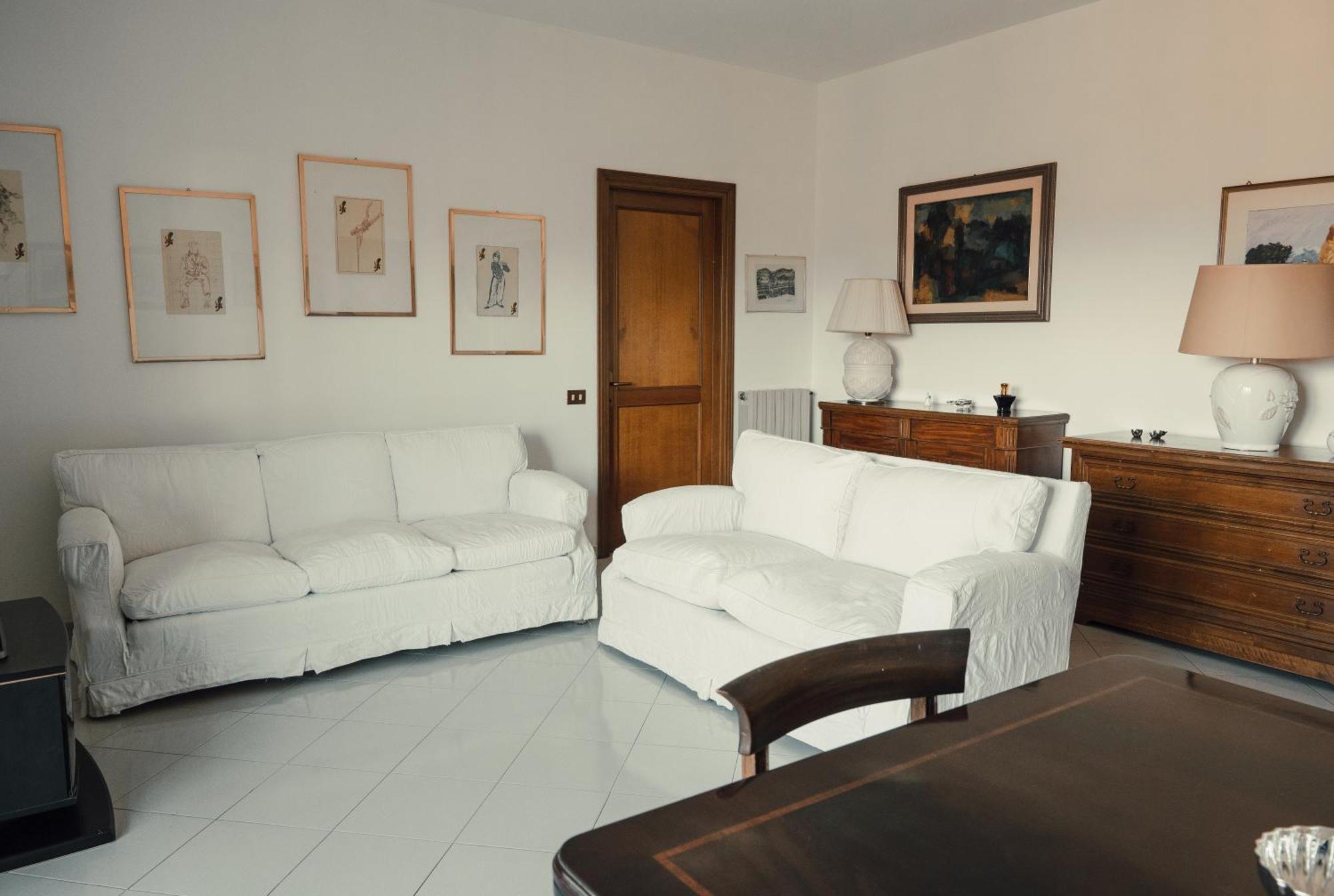 The Spacious With 3 Bedrooms And Private Parking *